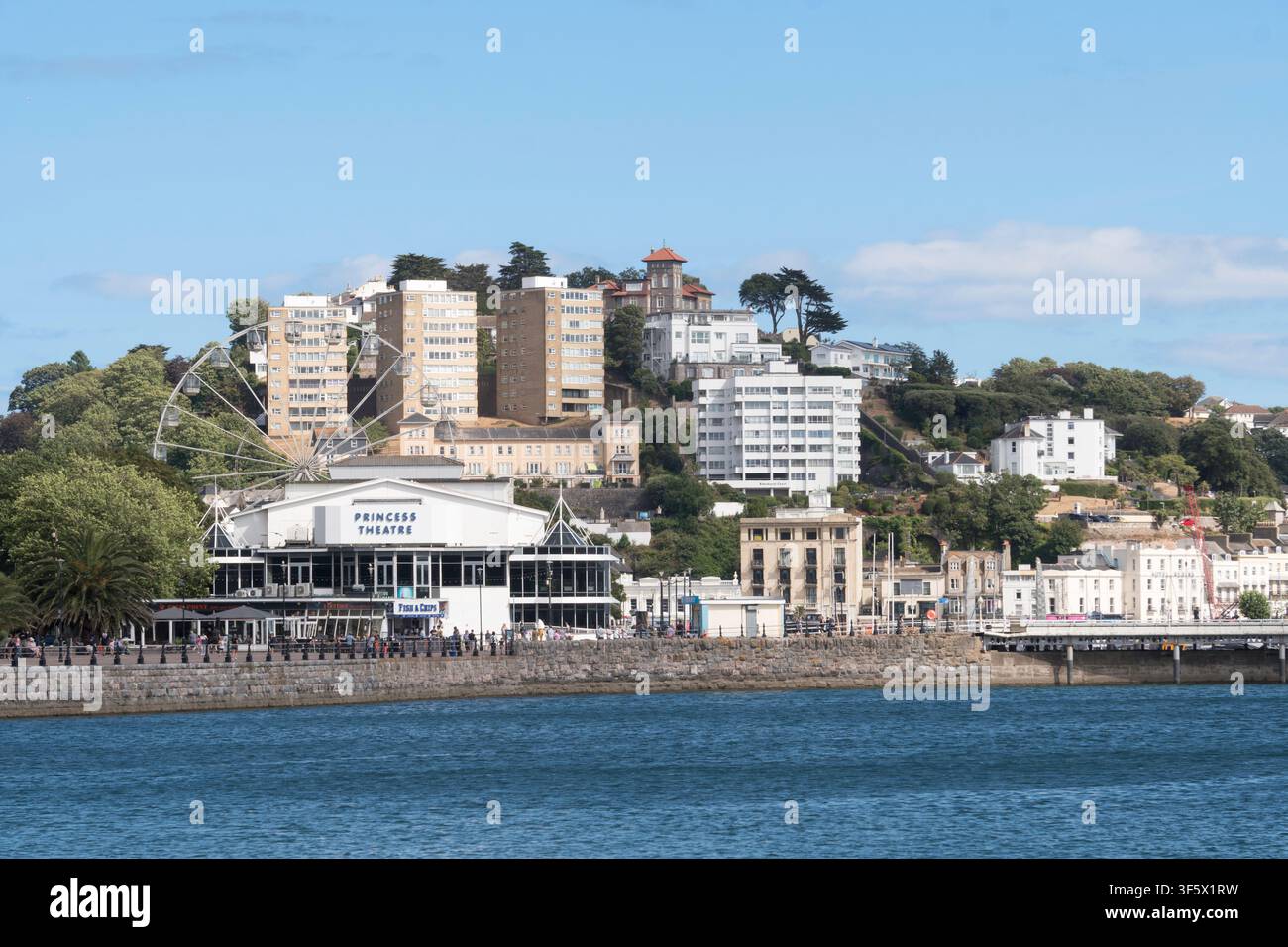 Il Princess Theatre e la ruota English Riviera Wheel sul lungomare di Torquay nel Devon, Inghilterra, Regno Unito Foto Stock