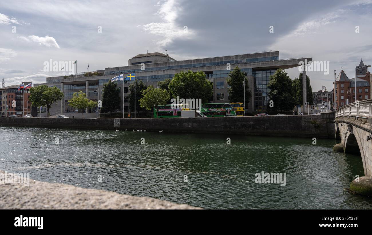 Dublin City Council, Wood Quay, Dublino, Irlanda, 28 luglio 2026: Uffici principali del Dublin City Council con vista sul fiume Liffey Foto Stock