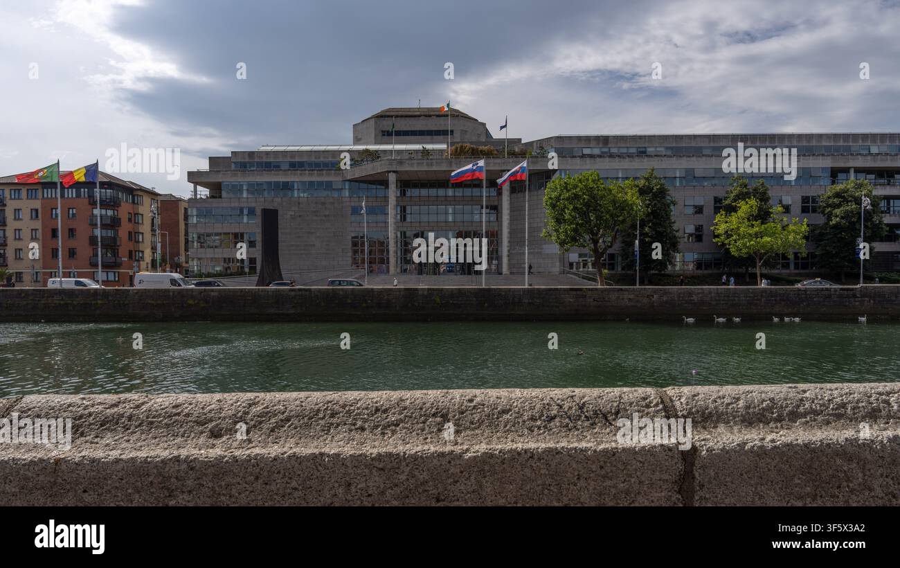 Dublin City Council, Wood Quay, Dublino, Irlanda, 28 luglio 2026: Uffici principali del Dublin City Council con vista sul fiume Liffey Foto Stock