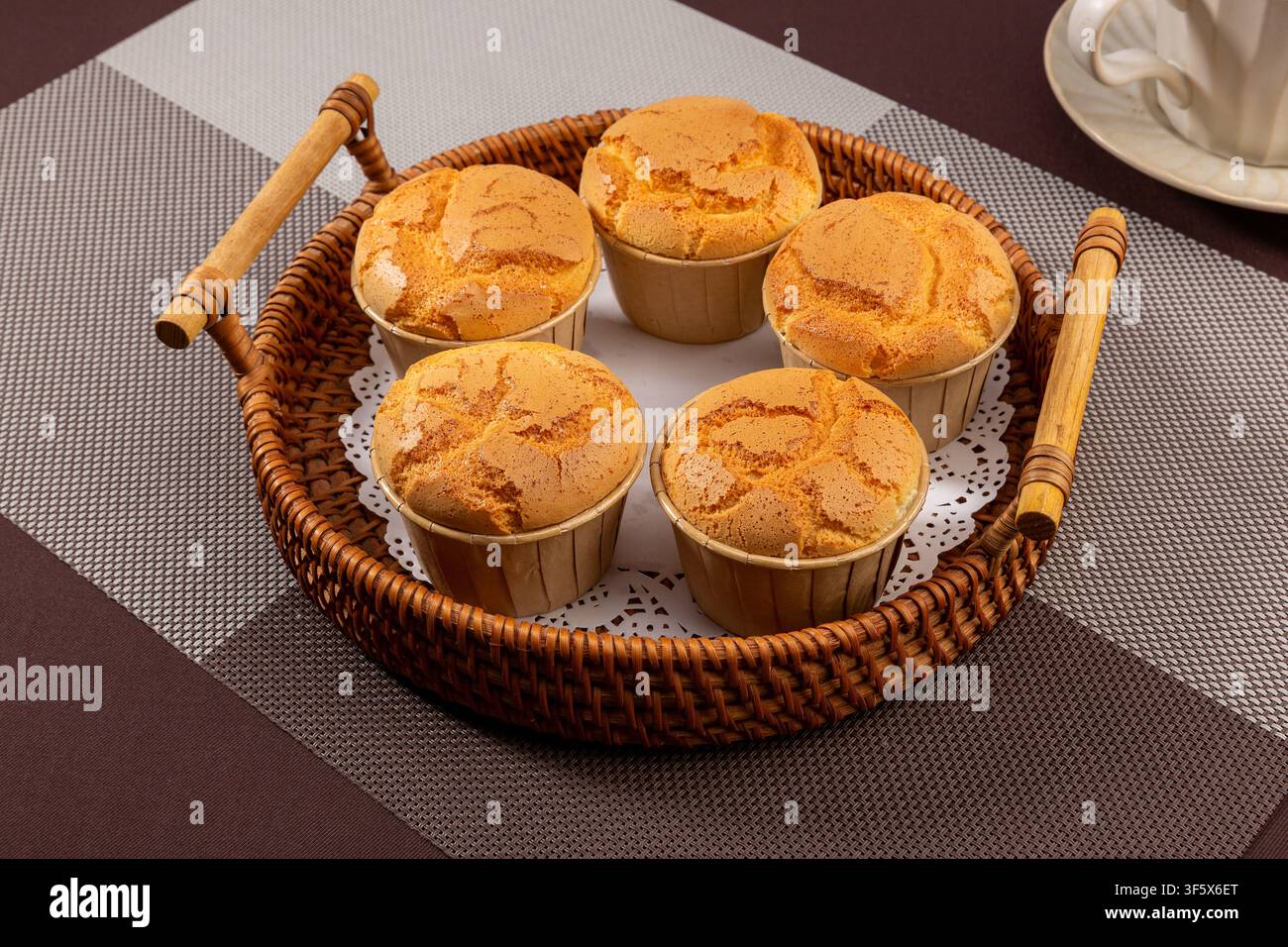 Muffin al soffice di farina di riso appena sfornati che si raffreddano su una griglia Foto Stock