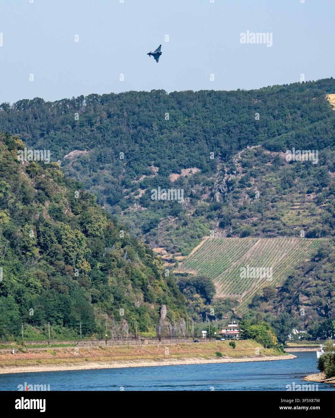 Un jet da combattimento Eurofighter dell'Aeronautica Militare tedesca che vola a bassa quota nella valle del Reno, vicino a St. Goar, diretto a nord Foto Stock