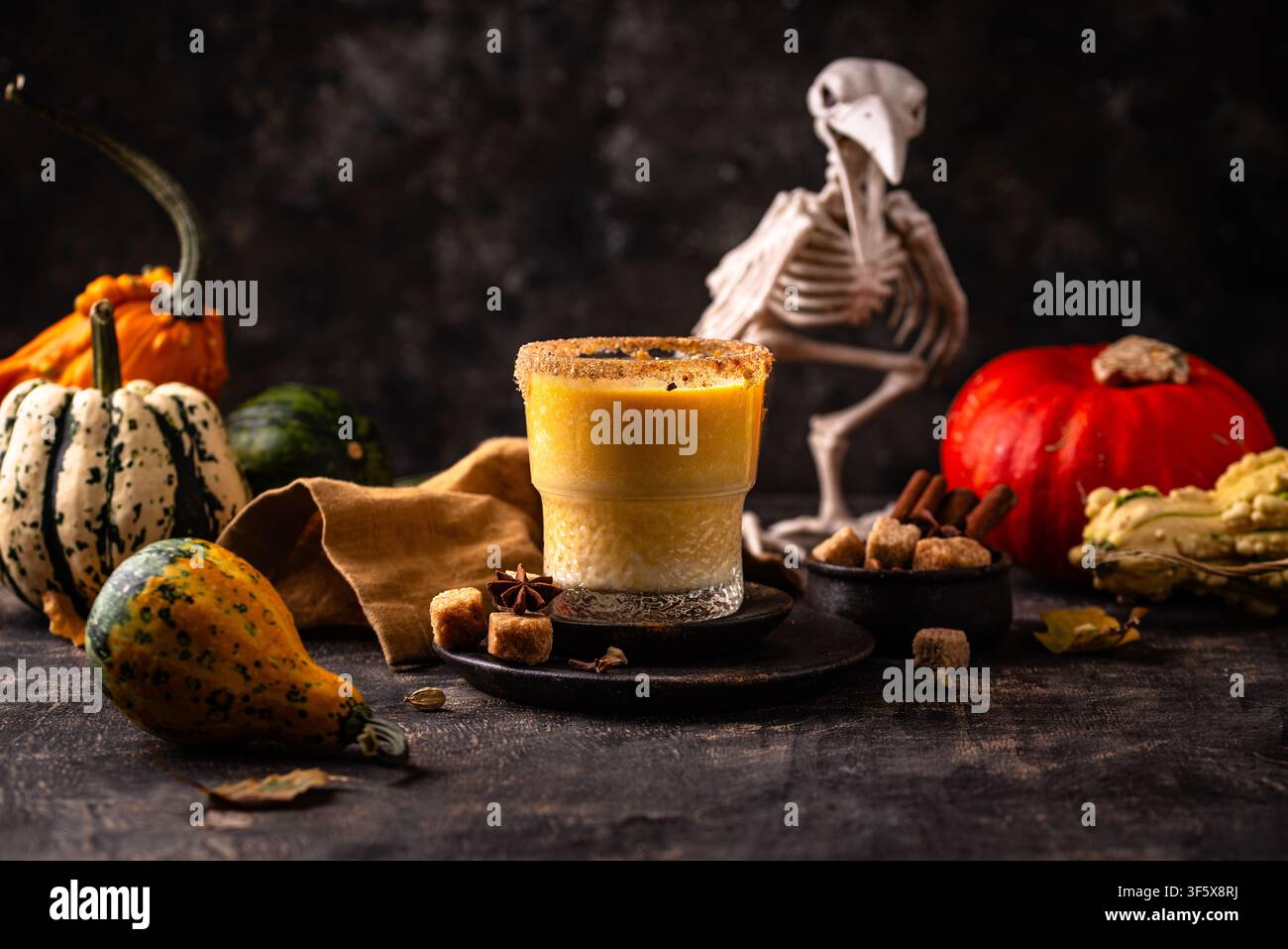 Frullato di zucca piccante da bere in autunno Foto Stock