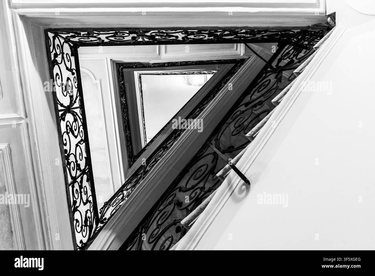 Scale formano un triangolo che sorge in un edificio storico a Bassano del Grappa in Veneto Italia Foto Stock