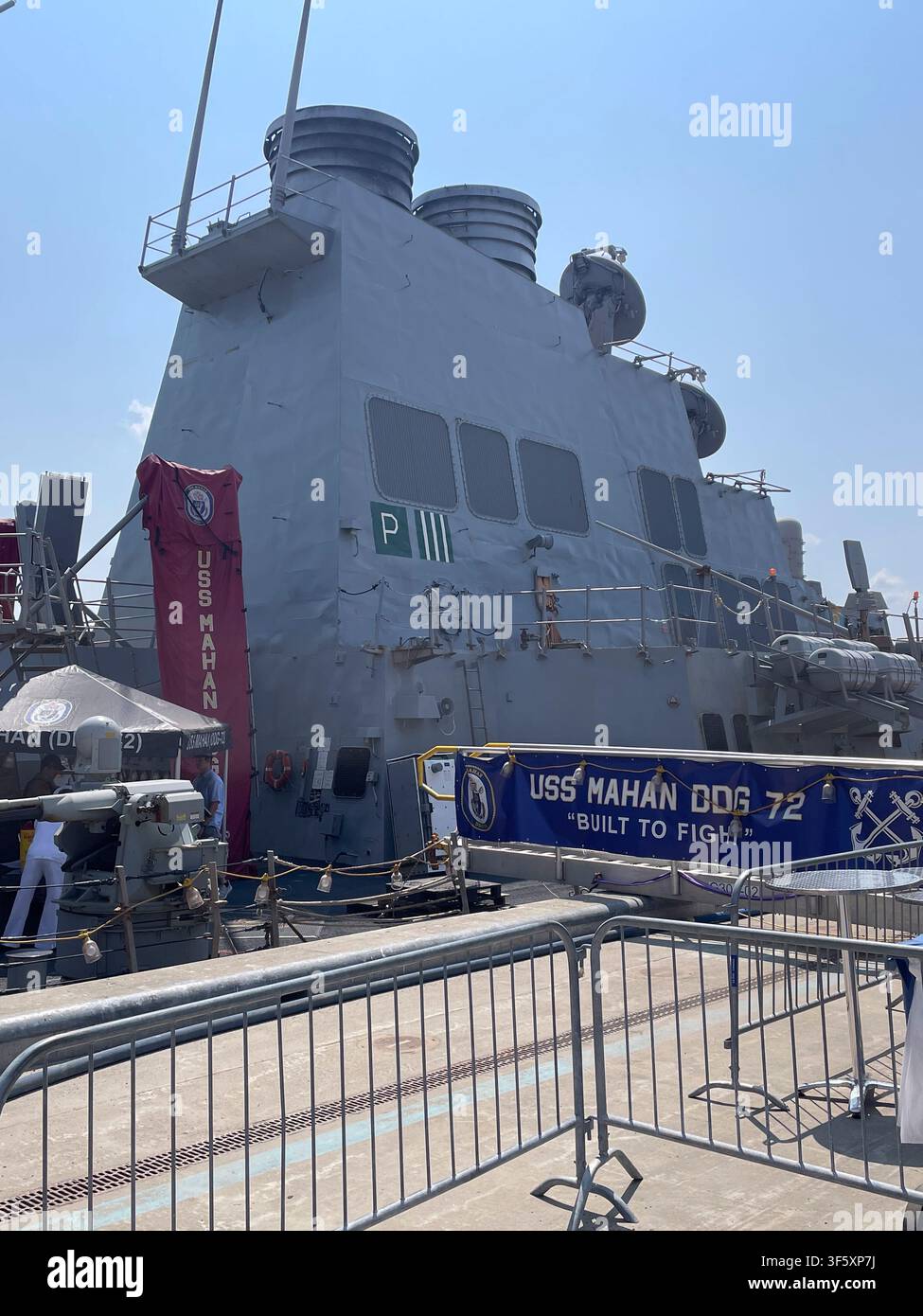 Stati Uniti, 25-07-2026. La USS Mahan (DDG-72), un cacciatorpediniere a missili di classe Arleigh Burke della Marina degli Stati Uniti, è ormeggiata a un molo e Foto Stock