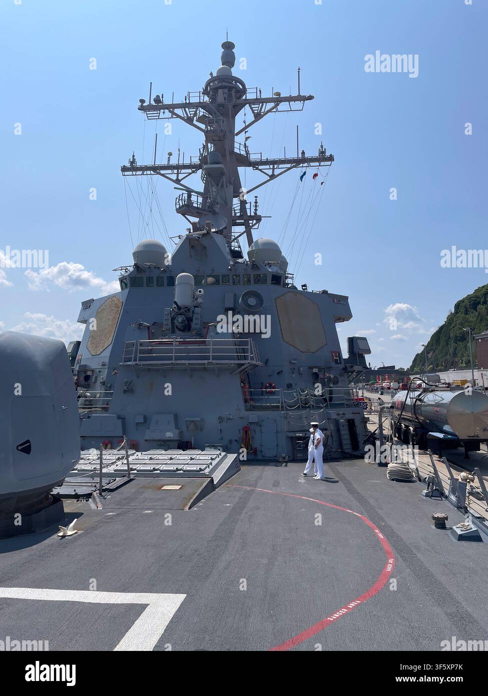 Canada, Québec City, 25-07-2026. La USS Mahan (DDG-72), un cacciatorpediniere a missili di classe Arleigh Burke della Marina degli Stati Uniti, ormeggiata al porto Foto Stock