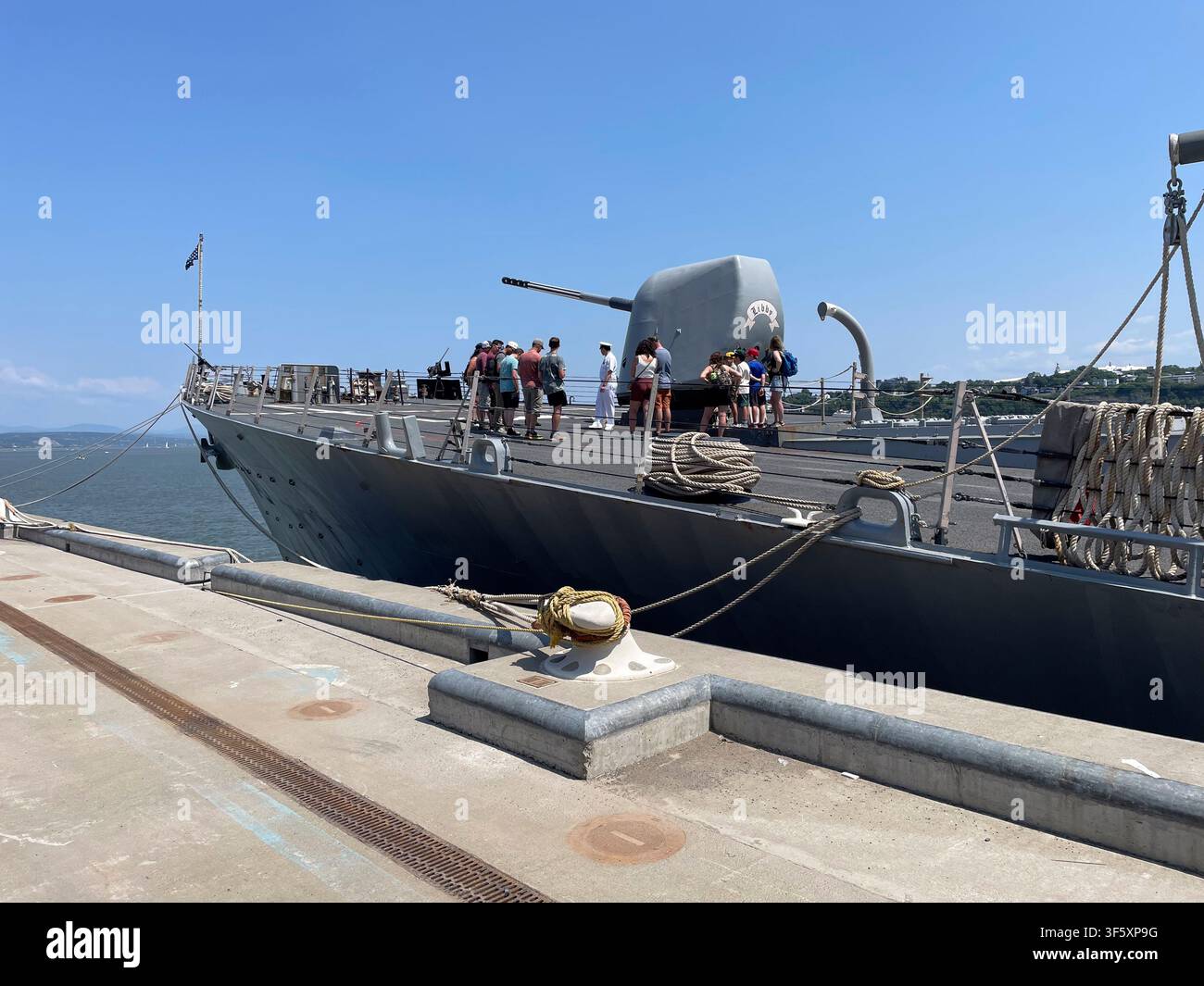 Stati Uniti, 25-07-2026. Vista della sovrastruttura e del cannone navale Mark 45 da 5 pollici a bordo della USS Mahan (DDG-72), un incrociatore lanciamisili di classe Arleigh Burke Foto Stock
