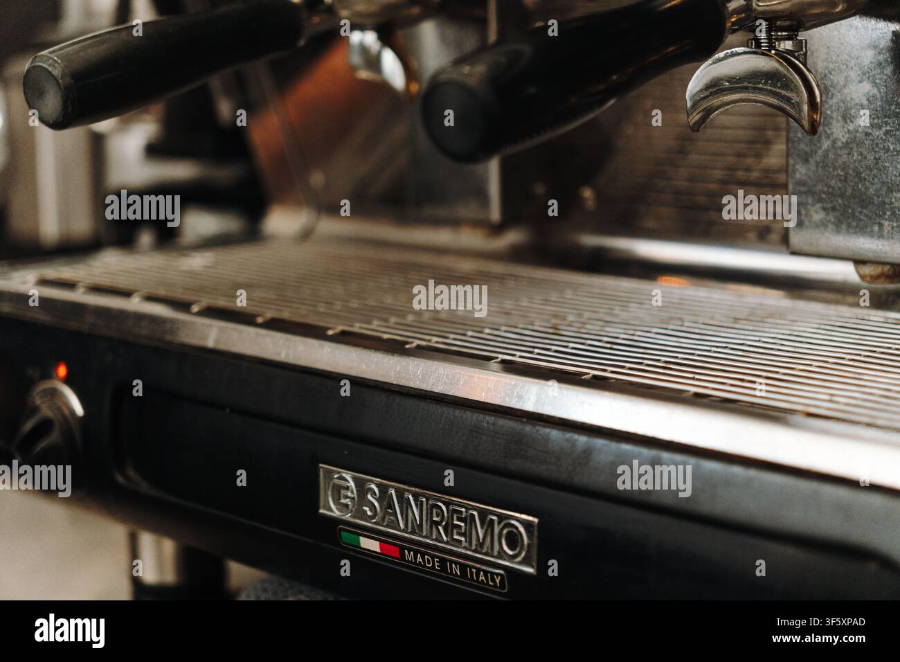 Belgrado, Serbia – 29 luglio 2026. Primo piano di una macchina da caffè Sanremo con portafiltri all'interno di un bar specializzato durante la preparazione delle bevande. Foto Stock
