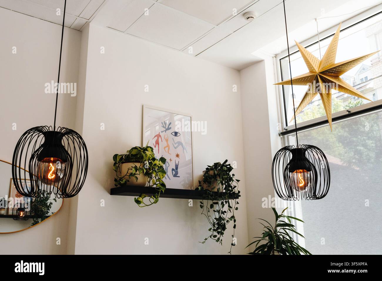 Belgrado, Serbia - 29 luglio 2026. Interno di un caffè specializzato con illuminazione decorativa, piante da interno e design moderno. Foto Stock