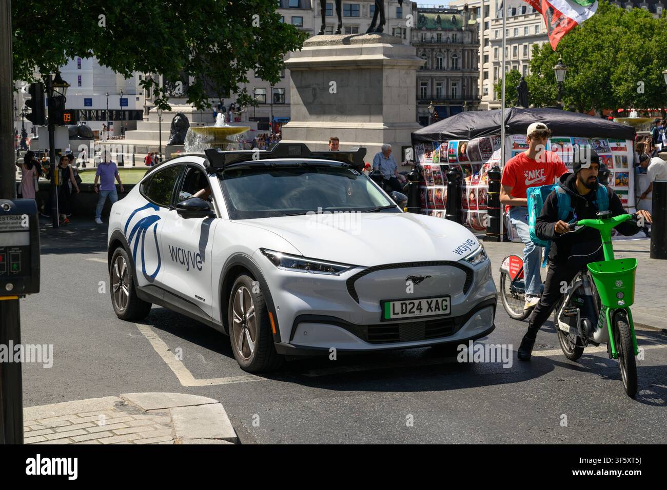 Piazza Trafalgar, Londra, Regno Unito.  25 lug. 2026. Un'auto autonoma Wayve. Foto Stock