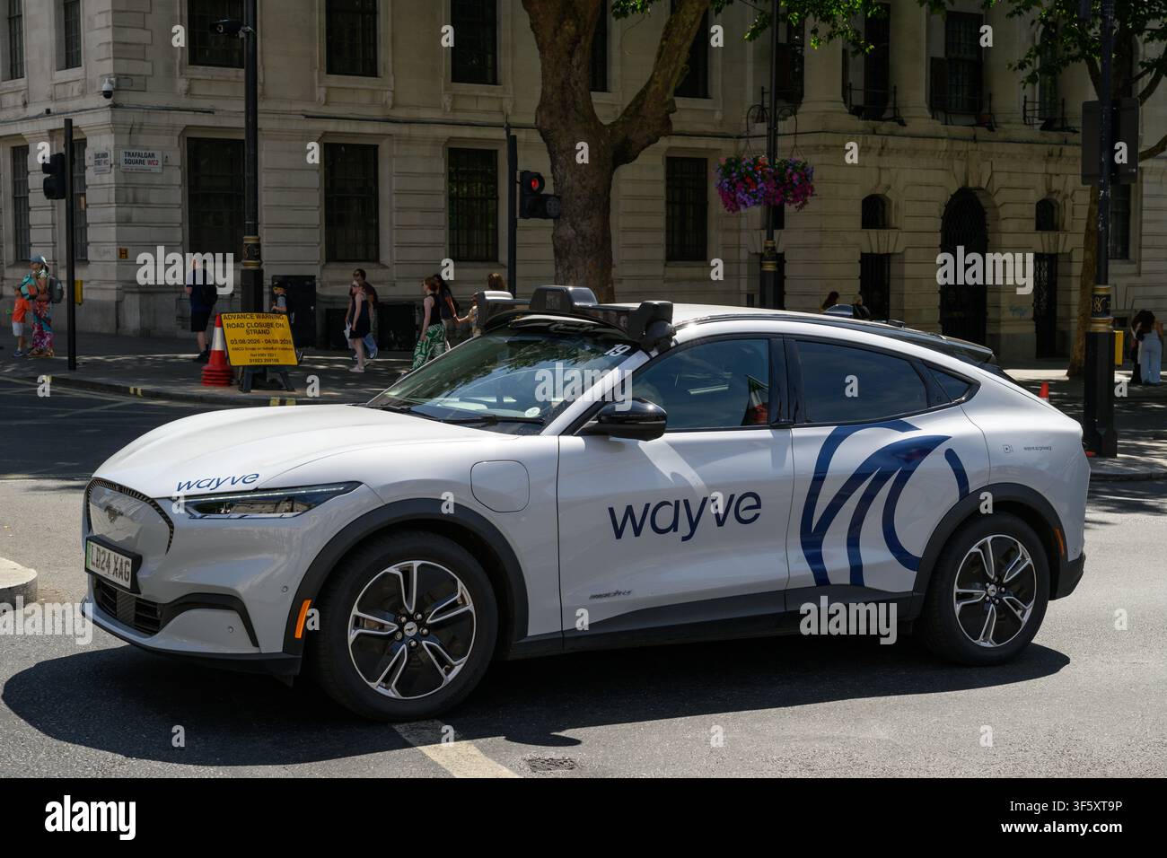 Trafalgar Square, Londra, Regno Unito.  25 lug. 2026. Un'auto autonoma Wayve. Foto Stock