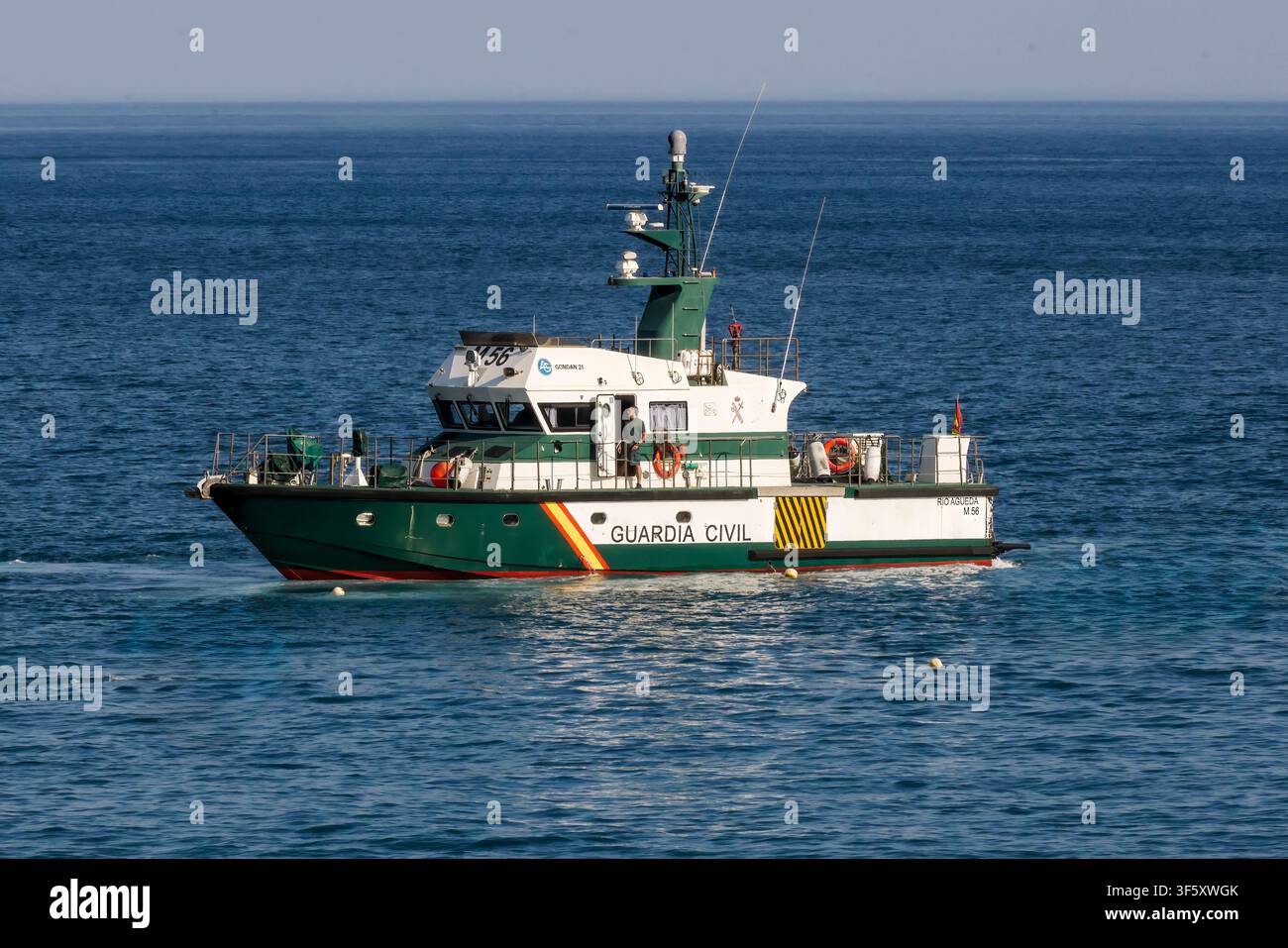 La Heradurra, Spagna. Una barca della Guardia Civil spagnola, un Gondan 21, ormeggiata nella baia di La Heradurra, Andalusia, Spagna. David Smith/Alamy Foto Stock