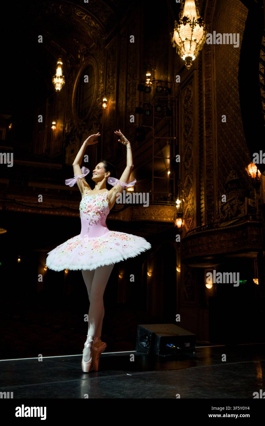 Ballerina che danza en pointe su un palco teatrale ornato Foto Stock
