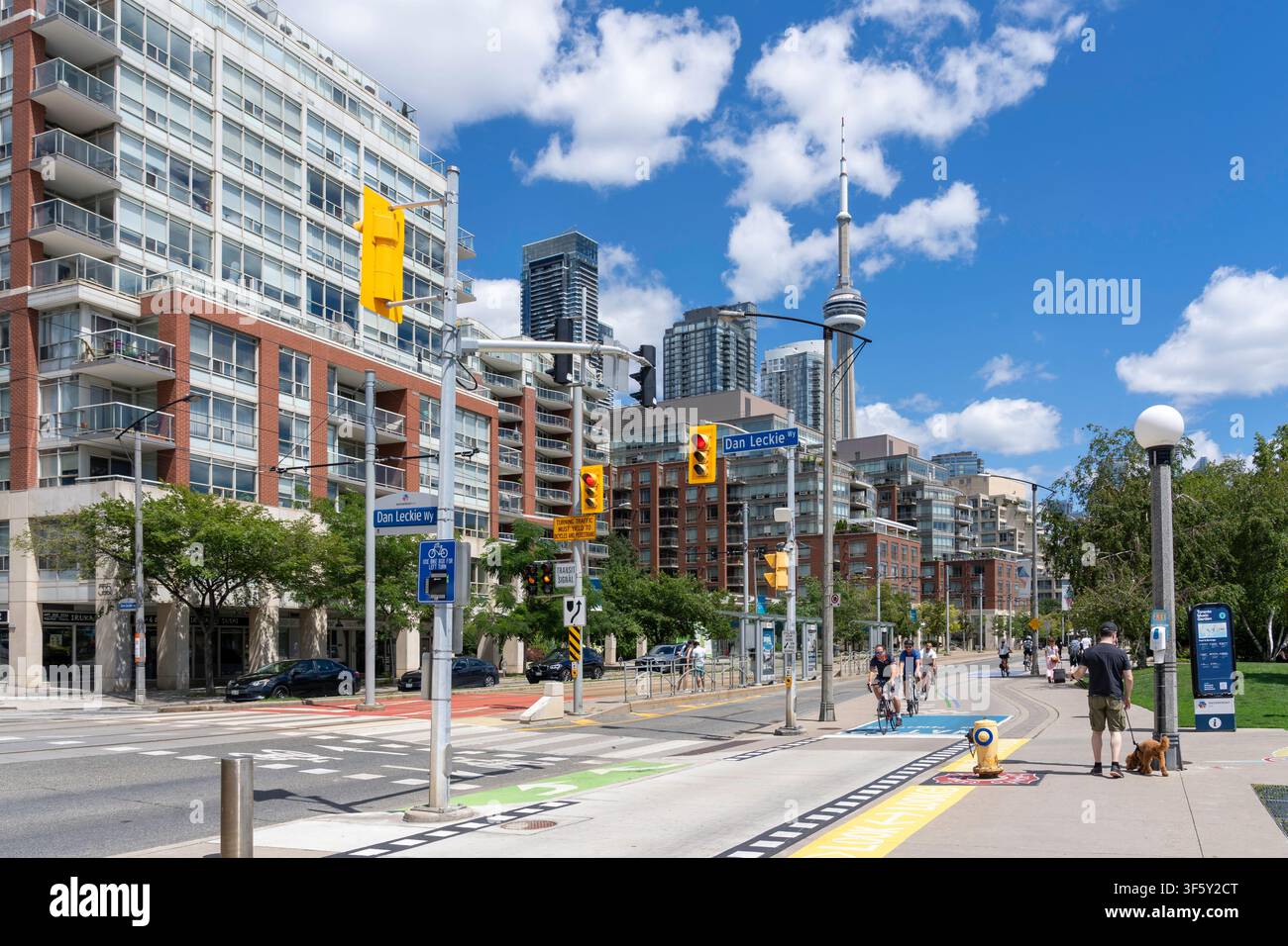 Vista stradale rivolta a est lungo Queens Quay West a Dan Leckie Way nel centro di Toronto, Ontario, Canada. Foto Stock