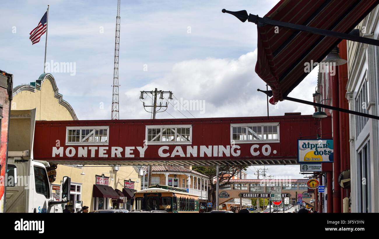 Storico ponte pedonale della Monterey Canning Co. che si estende su Cannery Row a Monterey, California, USA. Foto Stock