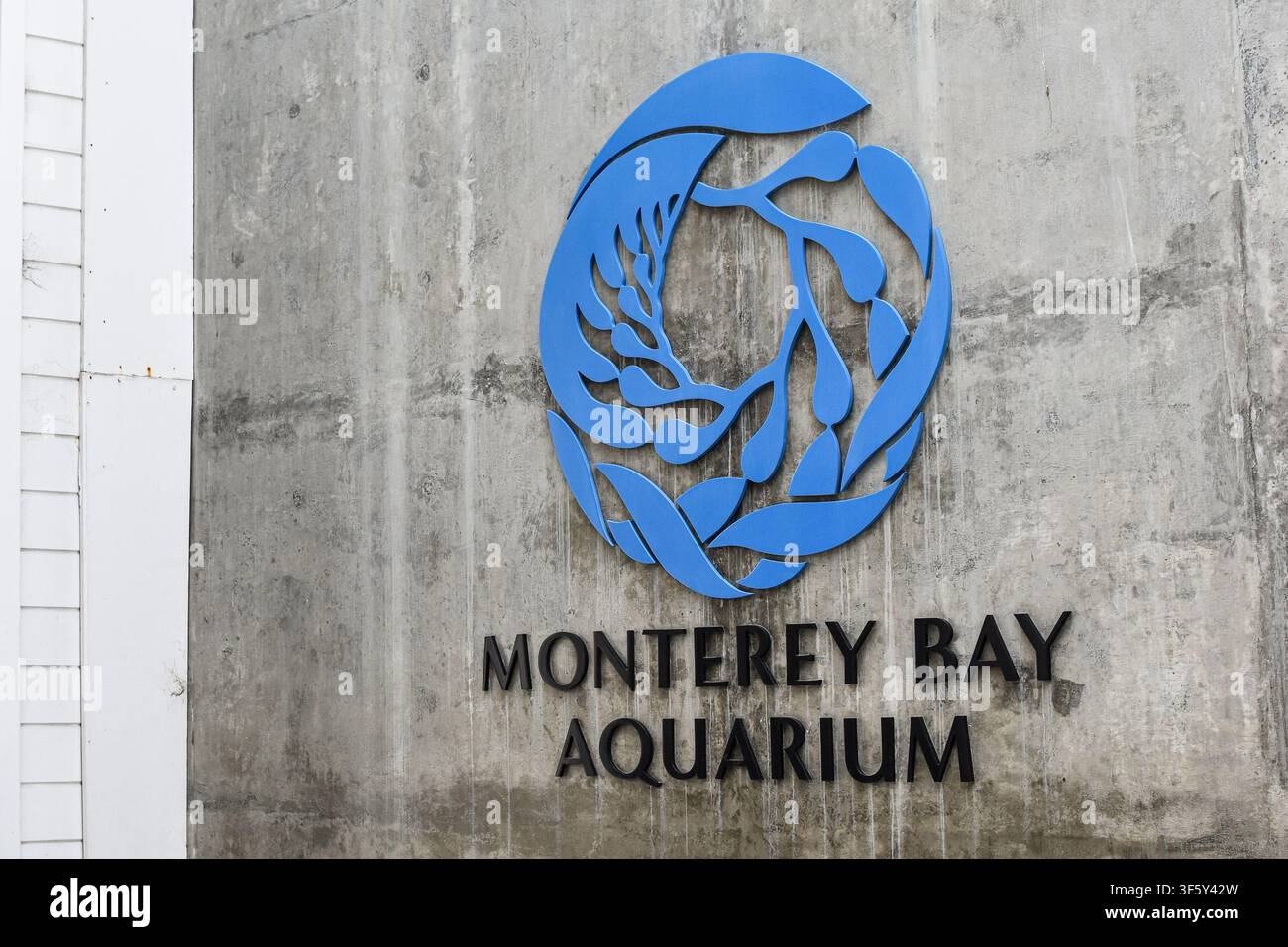 Insegna dell'ingresso del Monterey Bay Aquarium esposta sulla parete esterna dell'acquario famoso in tutto il mondo a Monterey, California, USA. Foto Stock