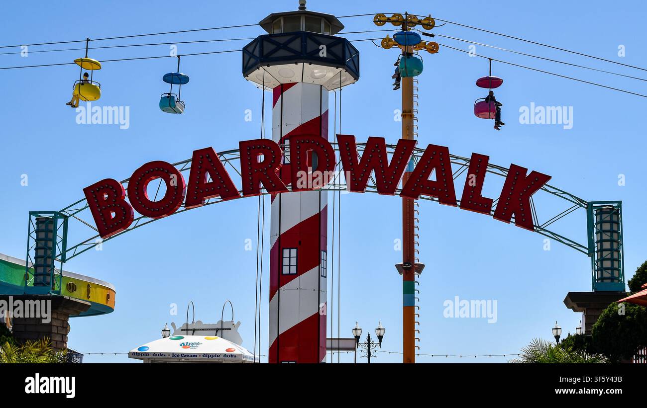 Arco d'ingresso e torre faro al parco divertimenti Santa Cruz Beach Boardwalk a Santa Cruz, California, USA, con l'attrazione Sky Glider in funzione Foto Stock