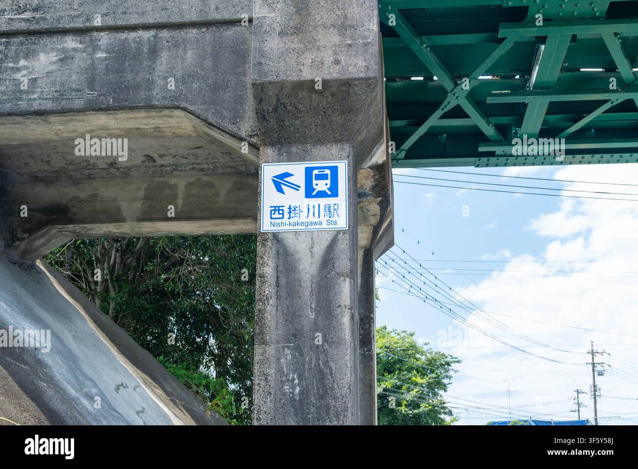 Guida illustrata della stazione di Nishi Kakegawa dipinta su un pilastro sotto la ferrovia elevata di Tenryu Hamanako a Oike, Kakegawa, Shizuoka, Giappone, agosto Foto Stock