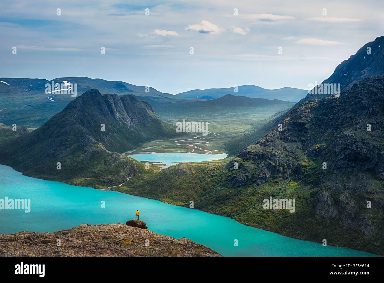 Veduta paesaggistica della natura montana con laghi e escursionista, Besseggen, Jotunheimen, Norvegia Foto Stock