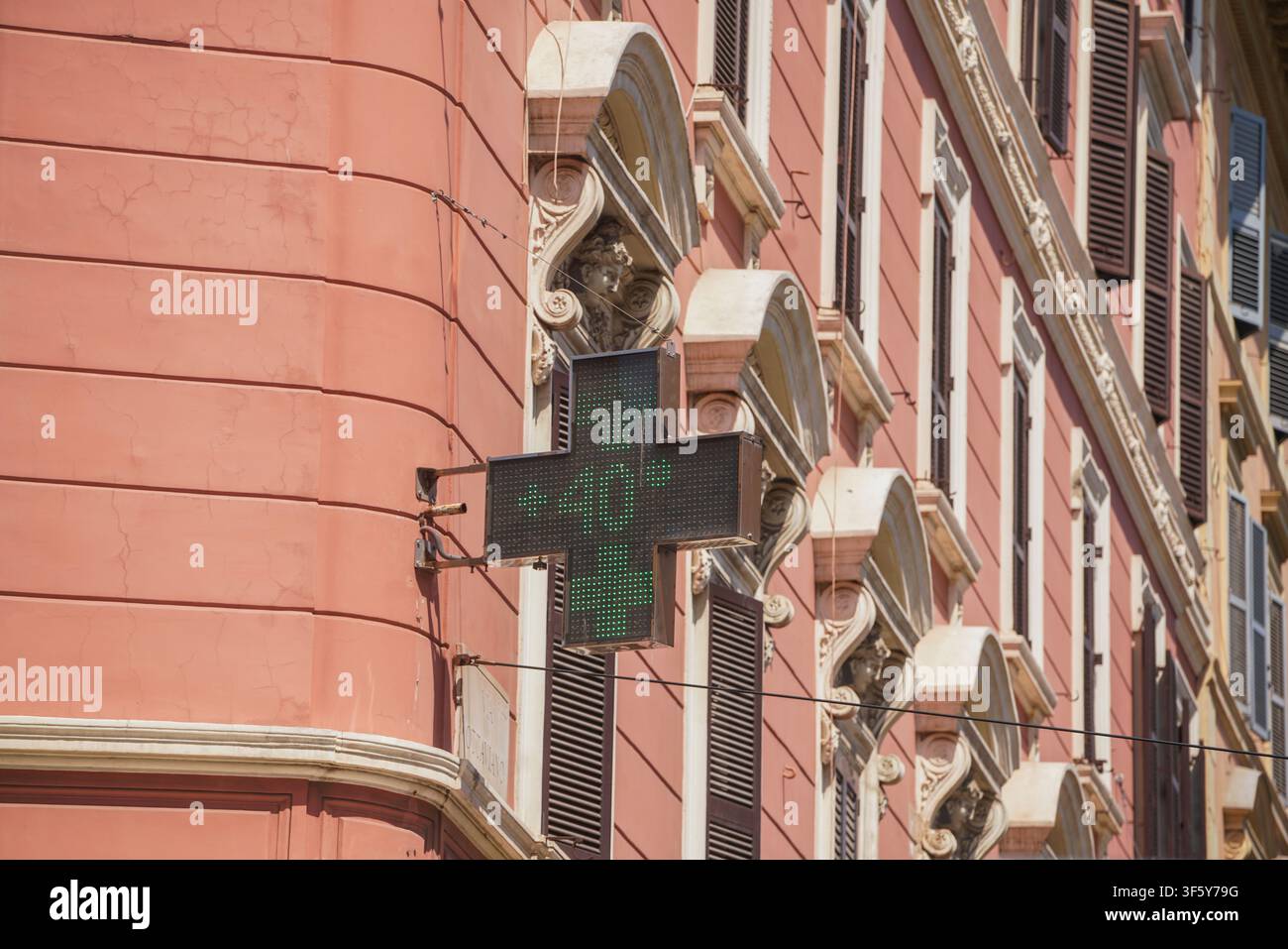 Un termometro digitale di farmacia, che indica una temperatura esterna di +40°C, Roma, Italia Foto Stock