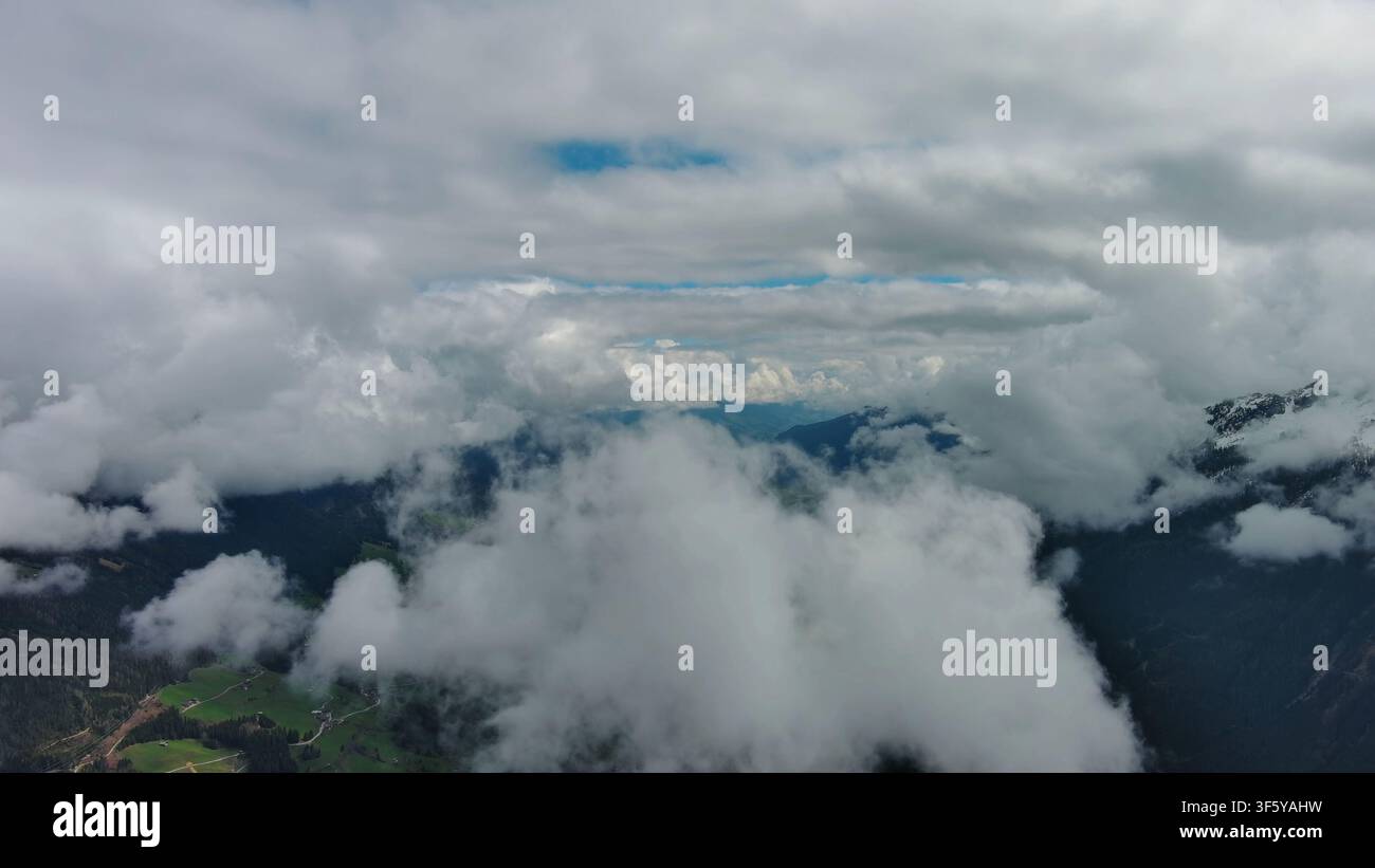 Vista aerea delle montagne innevate tra le nuvole Foto Stock