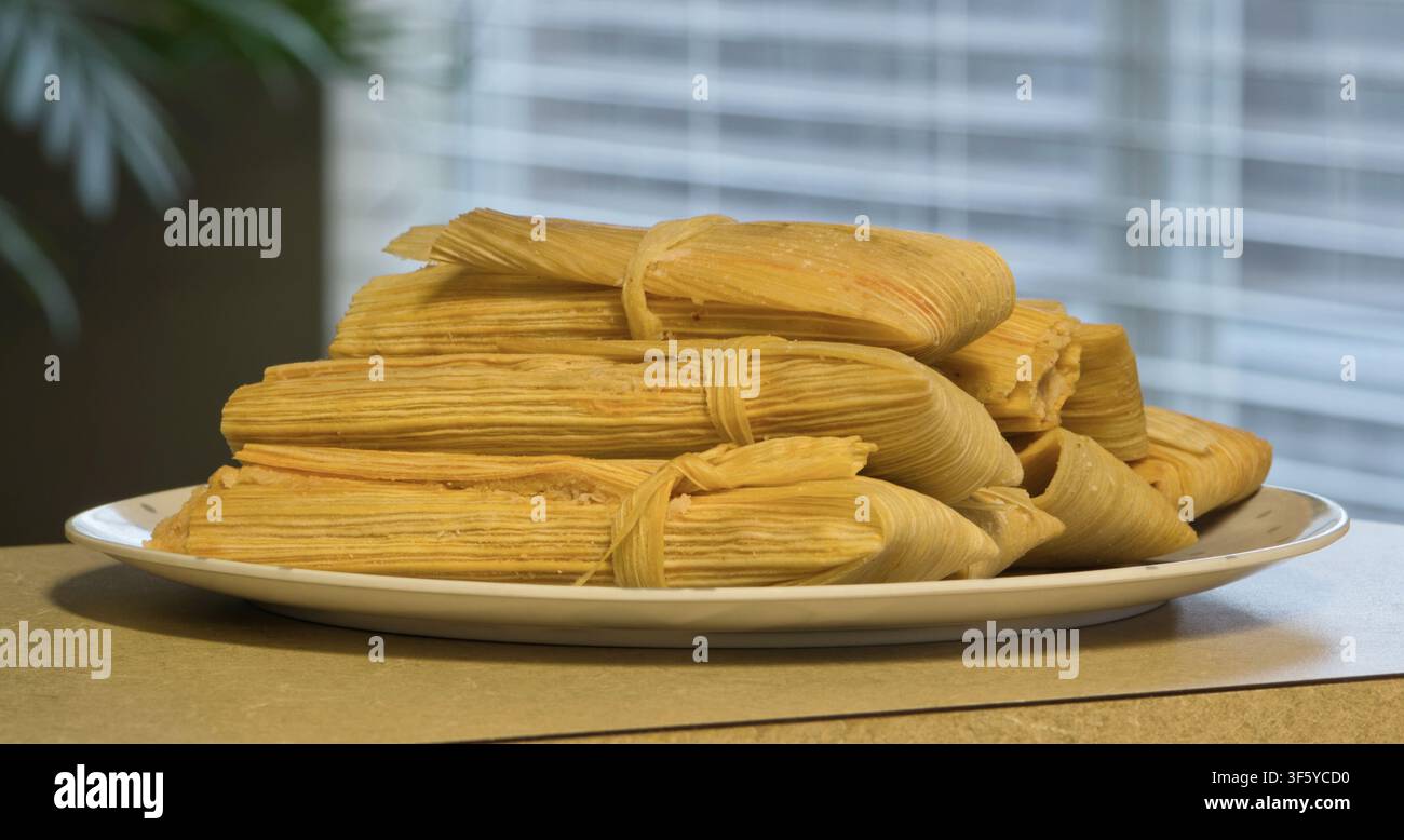 Tamales freschi su piatto cibo messicano cucina ispanica ripiano domestico. Foto Stock