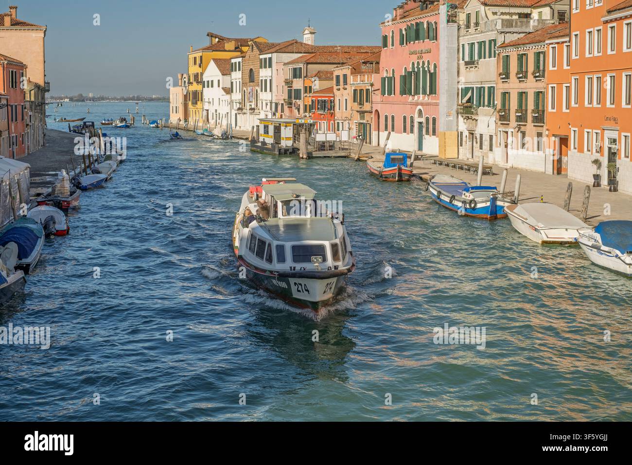 16 novembre 2024. Venezia, Italia. Un vaporetto che naviga nel Canal Grande di Cannaregio. Lo scatto mostra edifici storici veneziani, le rive del canale, acqua blu Foto Stock