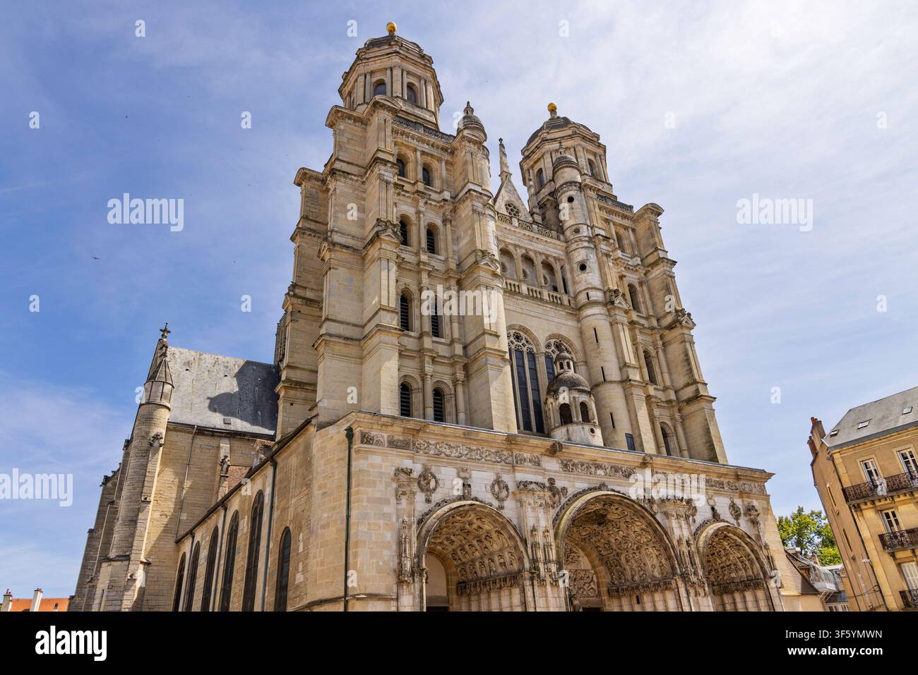 Dijon, Francia: Vista dettagliata della facciata monumentale rinascimentale e delle due torri della Chiesa di San Michele sotto un cielo luminoso e soleggiato. Foto Stock