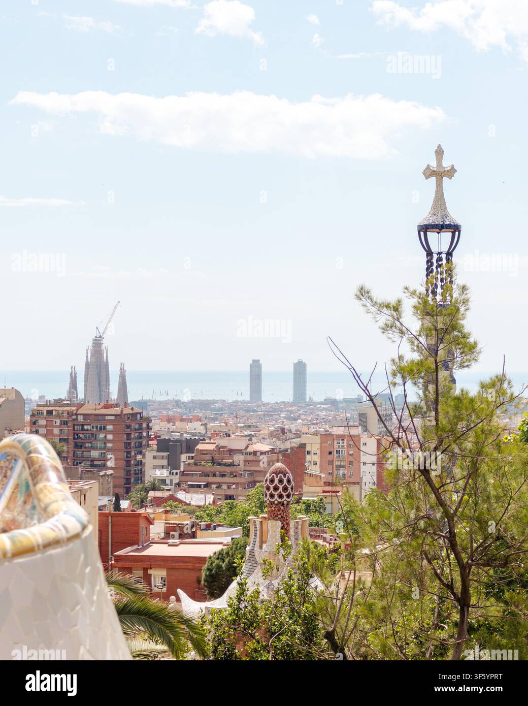 Vista panoramica di Barcellona dalla terrazza principale del Park Güell, Catalogna, Spagna, progettato da Antoni Gaudí. Foto Stock