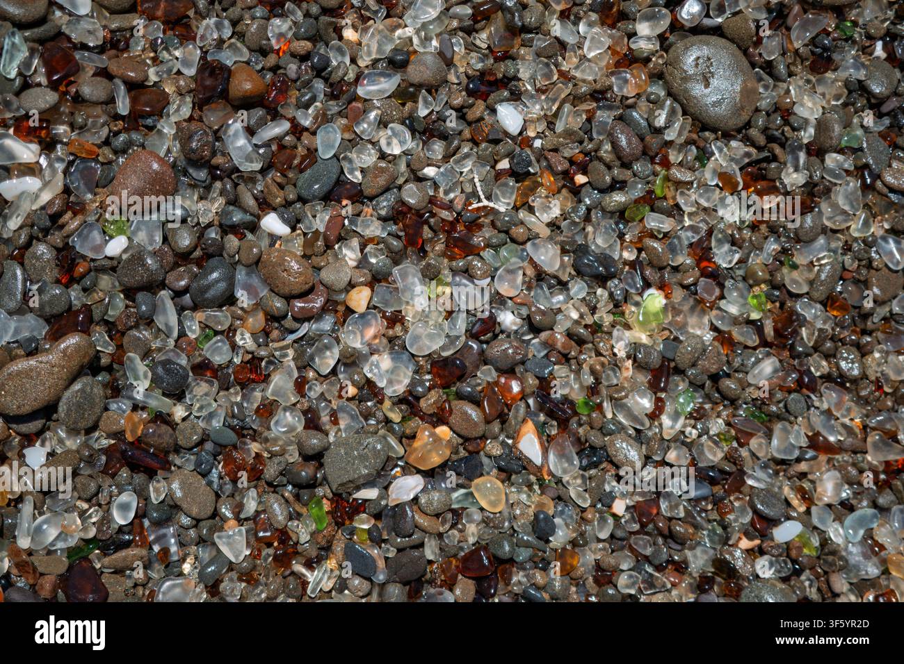 Vetro marino colorato e ciottoli sparsi sulla riva di una spiaggia californiana Foto Stock
