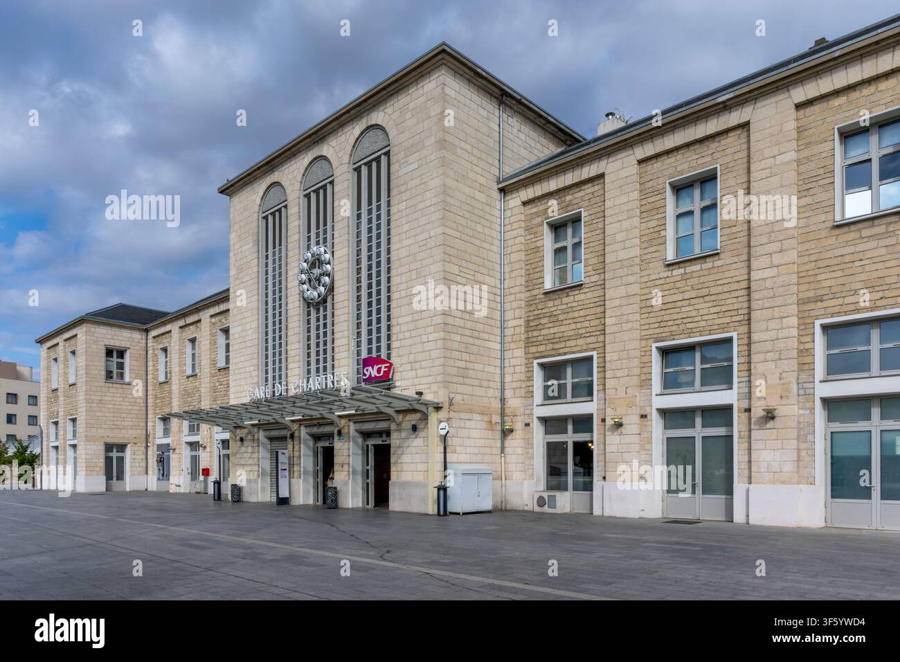 La stazione di Gare de Chartres, a sud-ovest di Parigi nel nord della Francia. Con una caratteristica passerella futuristica che porta i passeggeri ad altre banchine. Foto Stock