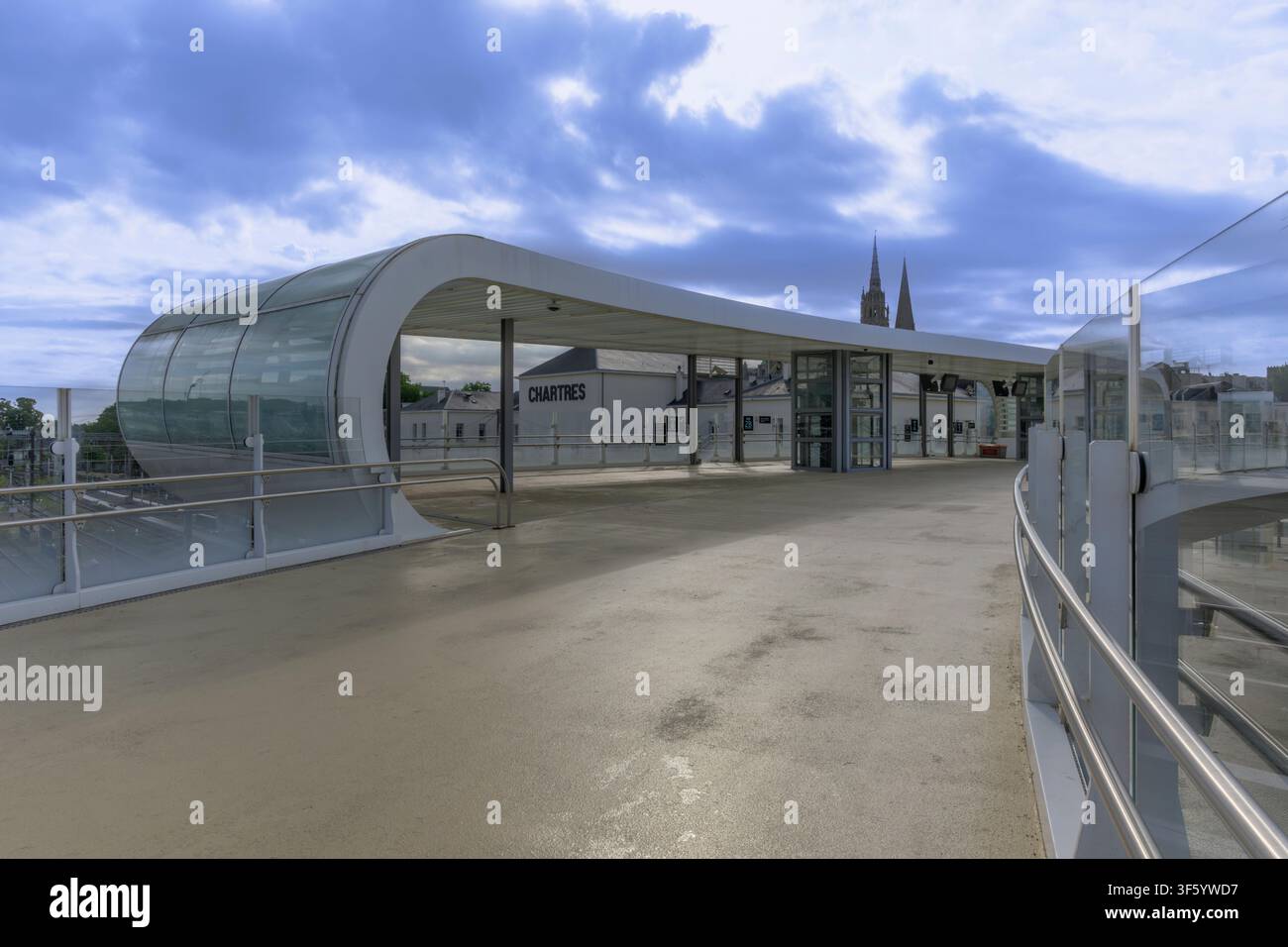 La stazione di Gare de Chartres, a sud-ovest di Parigi nel nord della Francia. Con una caratteristica passerella futuristica che porta i passeggeri ad altre banchine. Foto Stock