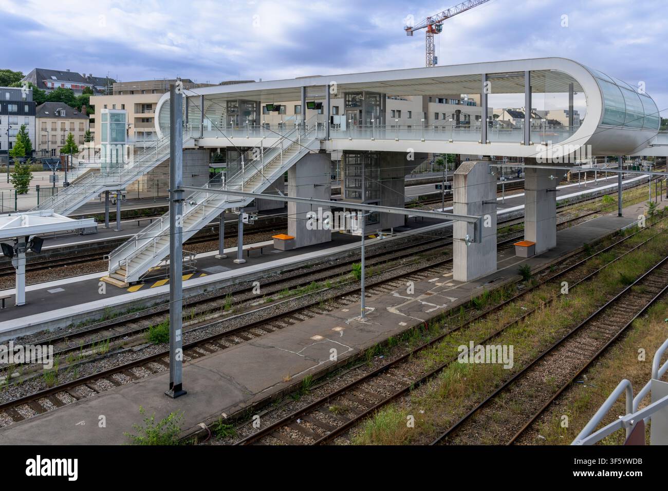 La stazione di Gare de Chartres, a sud-ovest di Parigi nel nord della Francia. Con una caratteristica passerella futuristica che porta i passeggeri ad altre banchine. Foto Stock