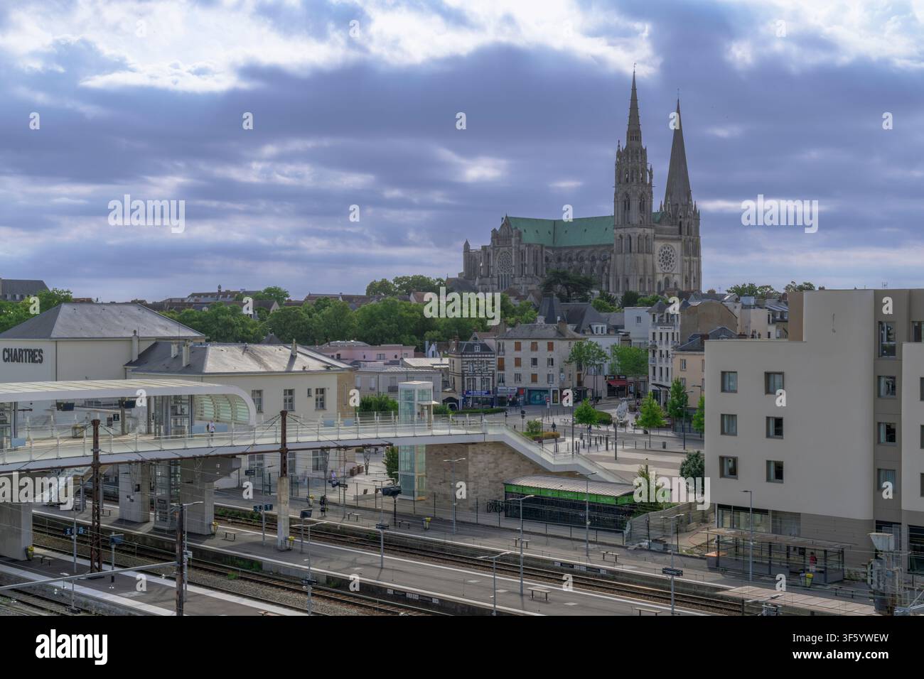 La stazione di Gare de Chartres, a sud-ovest di Parigi nel nord della Francia. Con una caratteristica passerella futuristica che porta i passeggeri ad altre banchine. Foto Stock