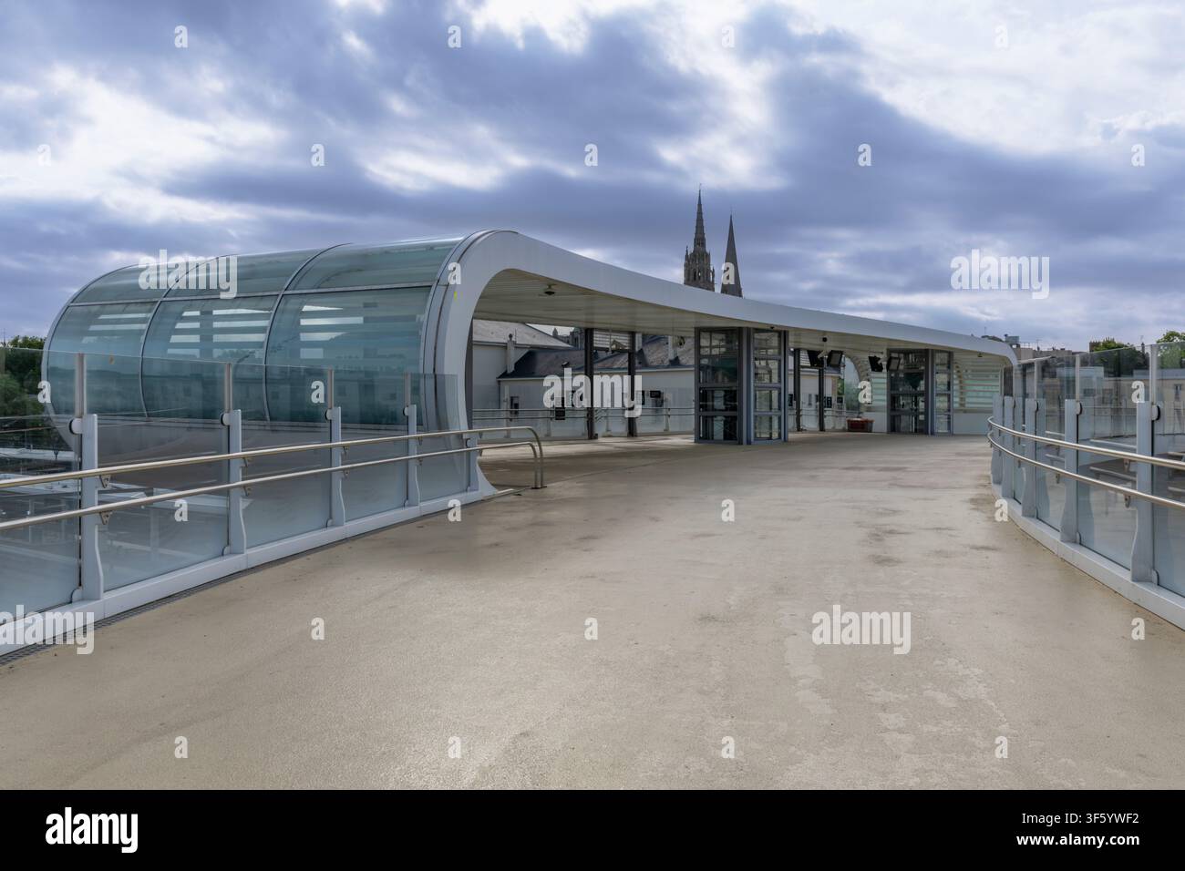 La stazione di Gare de Chartres, a sud-ovest di Parigi nel nord della Francia. Con una caratteristica passerella futuristica che porta i passeggeri ad altre banchine. Foto Stock