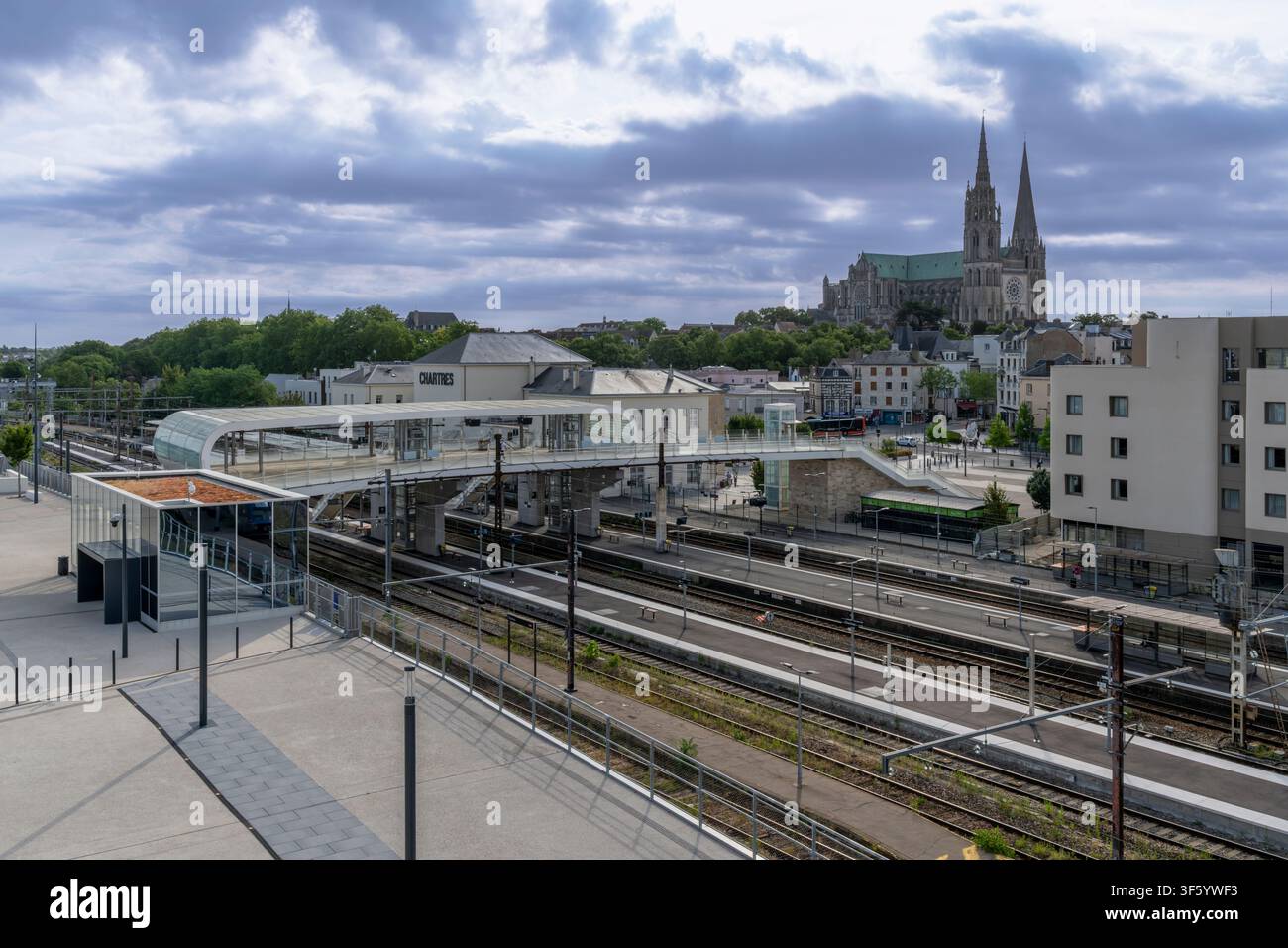 La stazione di Gare de Chartres, a sud-ovest di Parigi nel nord della Francia. Con una caratteristica passerella futuristica che porta i passeggeri ad altre banchine. Foto Stock