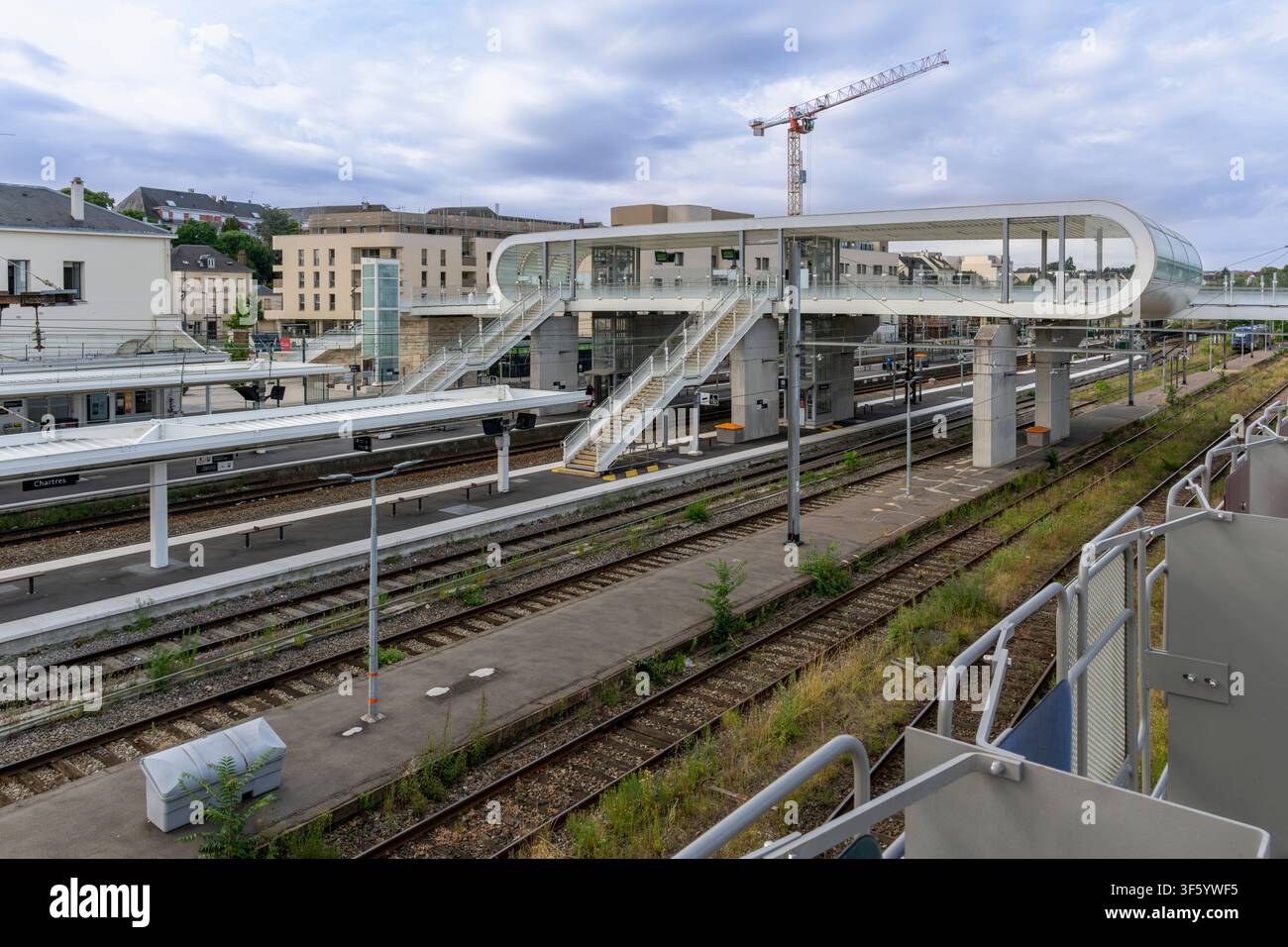 La stazione di Gare de Chartres, a sud-ovest di Parigi nel nord della Francia. Con una caratteristica passerella futuristica che porta i passeggeri ad altre banchine. Foto Stock