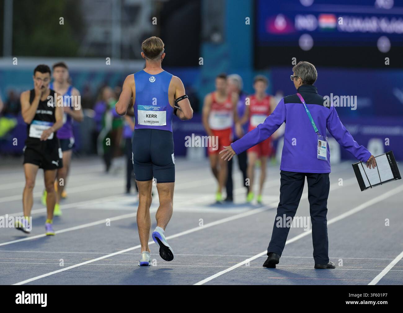 Josh Kerr della Scozia all'inizio della gara del miglio maschile ai Giochi del Commonwealth allo Scotstoun Stadium il 1 agosto 2026 a Glasgow, Scozia.Pho Foto Stock