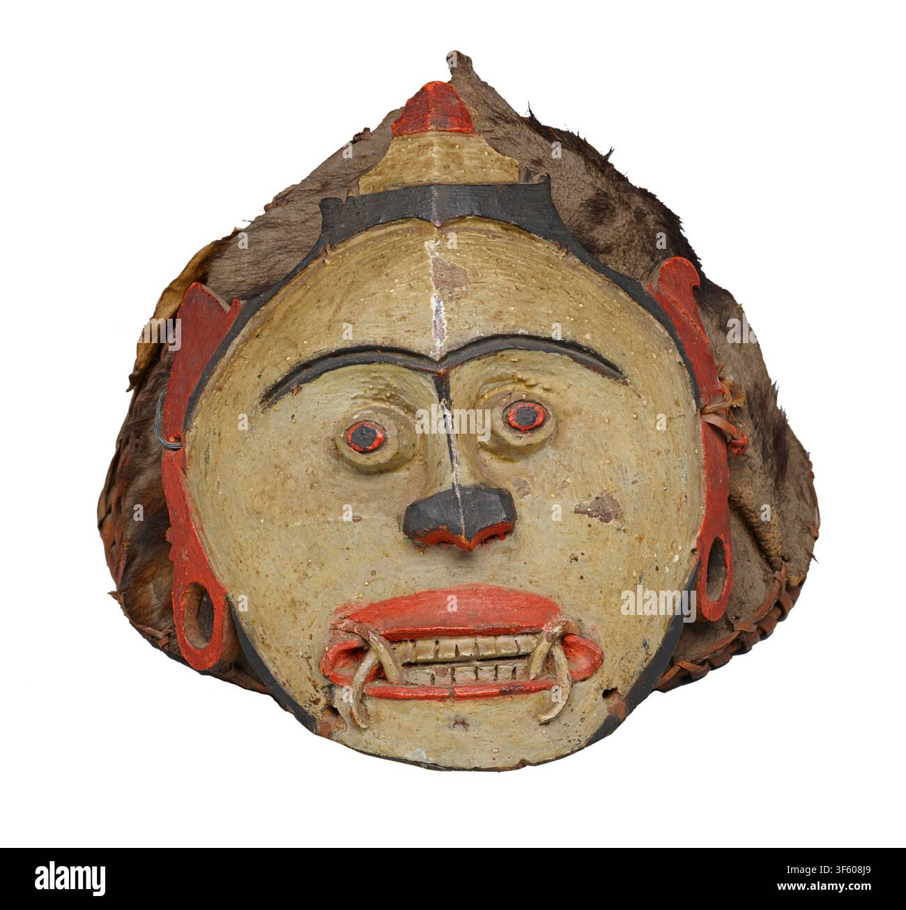 Cappello con maschera facciale. Cultura: Dayak, Borneo, Kalimantan, Indonesia/Sarawak, Malesia. Nelle sottoculture Dayak (come i Kenyah, i Kayan o i Bahau), le maschere facciali sono famosamente associate al rituale Hudoq. I danzatori indossano grandi maschere che rappresentano spiriti protettori delle colture – spesso sotto forma di calao, draghi o cinghiali – per benedire i cicli di semina e raccolta del riso. Foto Stock