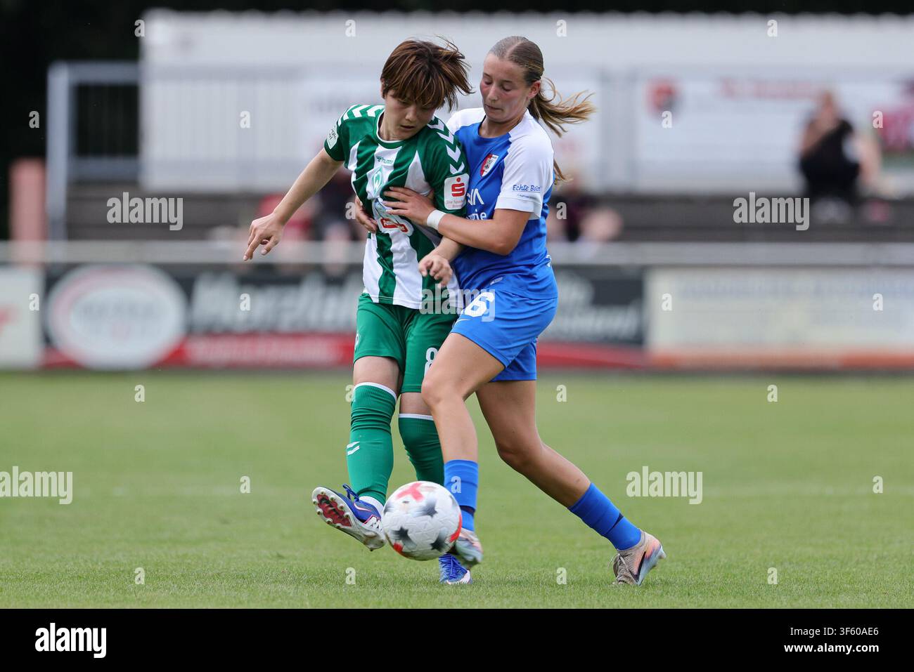 v.li.: Mei Shimada (SV Werder Bremen, 8) e Angel Harting (AZ Alkmaar, 16) in duello, scontro, dinamica, azione, azione, scena di gioco, 04.08.2026, Herzlake (Germania), calcio, partita test [partita test] femminile, SV Werder Bremen - AZ Alkmaar Foto Stock