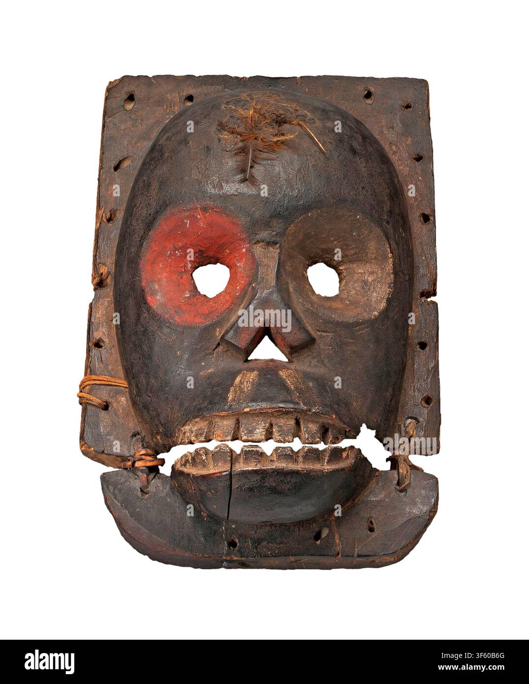 Maschera. Creatore: Ibibio, Nigeria, Africa occidentale costiera. Le maschere Ibibio del sud-est della Nigeria sono coperture facciali tradizionali in legno scolpito realizzate da artigiani indigeni per la società socio-politica e spirituale Ekpo. Controllo sociale: Utilizzate dagli anziani del villaggio e dalla società Ekpo per far rispettare le leggi, mantenere l’ordine della comunità e amministrare la giustizia. Incarnazione ancestrale: I danzatori indossano le maschere durante i rituali per incarnare gli antenati (ikan) o le forze spirituali. Foto Stock