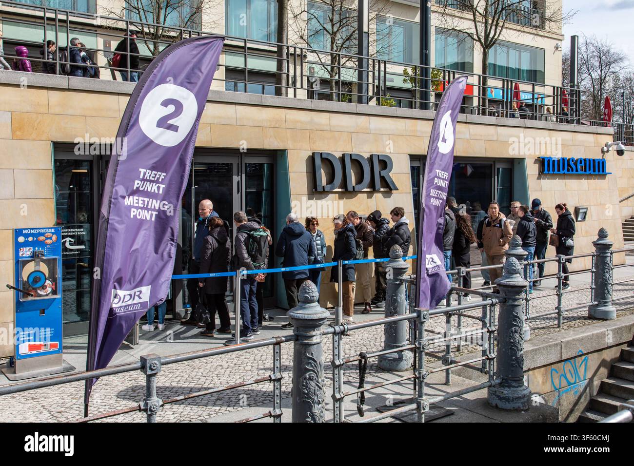 Persone in fila fuori dal Museo DDR a Berlino, Germania Foto Stock