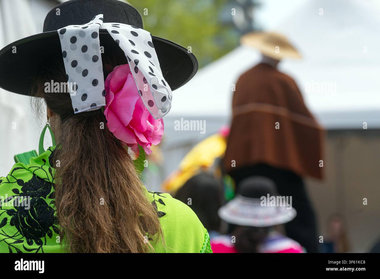 Artista al Festival delle Giornate del Patrimonio di Calgary che indossa un piccolo cappello rotondo a bombetta indossato dalle donne delle alture peruviane, noto come bombín Foto Stock