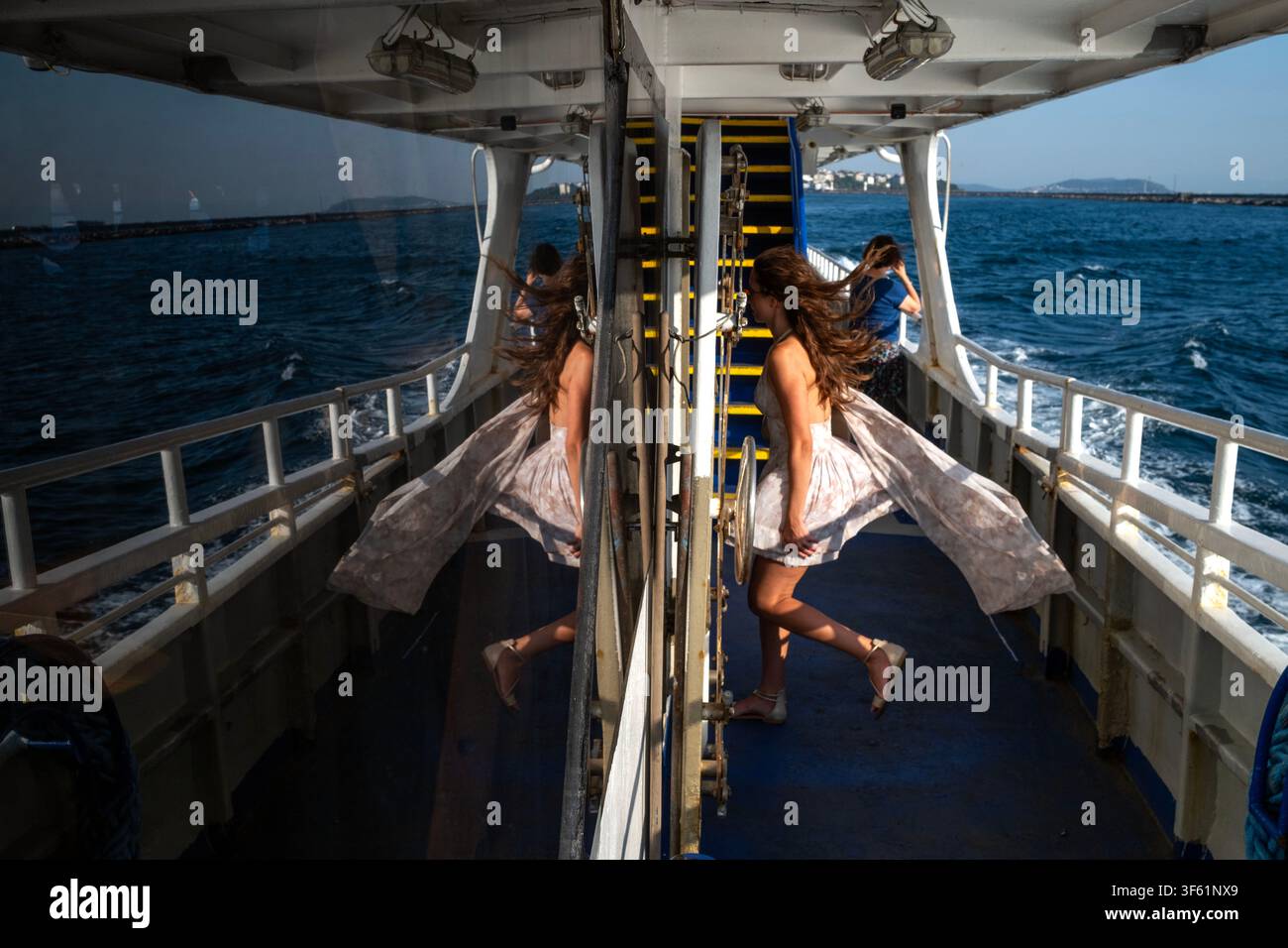 Istanbul, Turchia. 4 agosto 2026. Passeggeri riflessi nella finestra di una traversata in traghetto verso la parte europea di Istanbul, Turchia. (Credit Image: © Moe Zoyari/ZUMA Press Wire) USO EDITORIALE SOLO! Non per USO COMMERCIALE! Foto Stock
