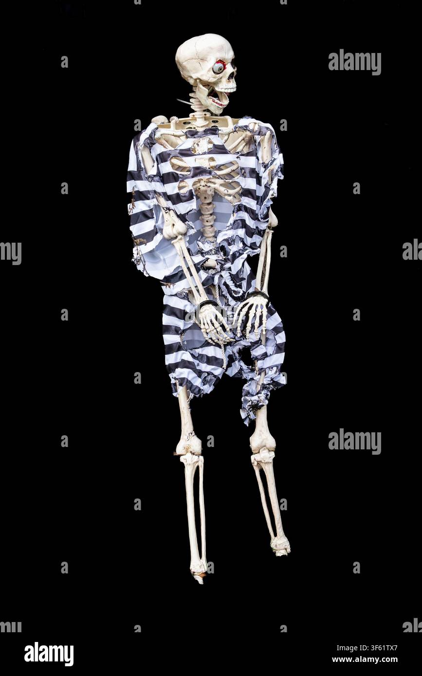Scheletro spettrale e inquietante con abiti bianchi e neri sullo sfondo per il divertimento di Halloween Foto Stock