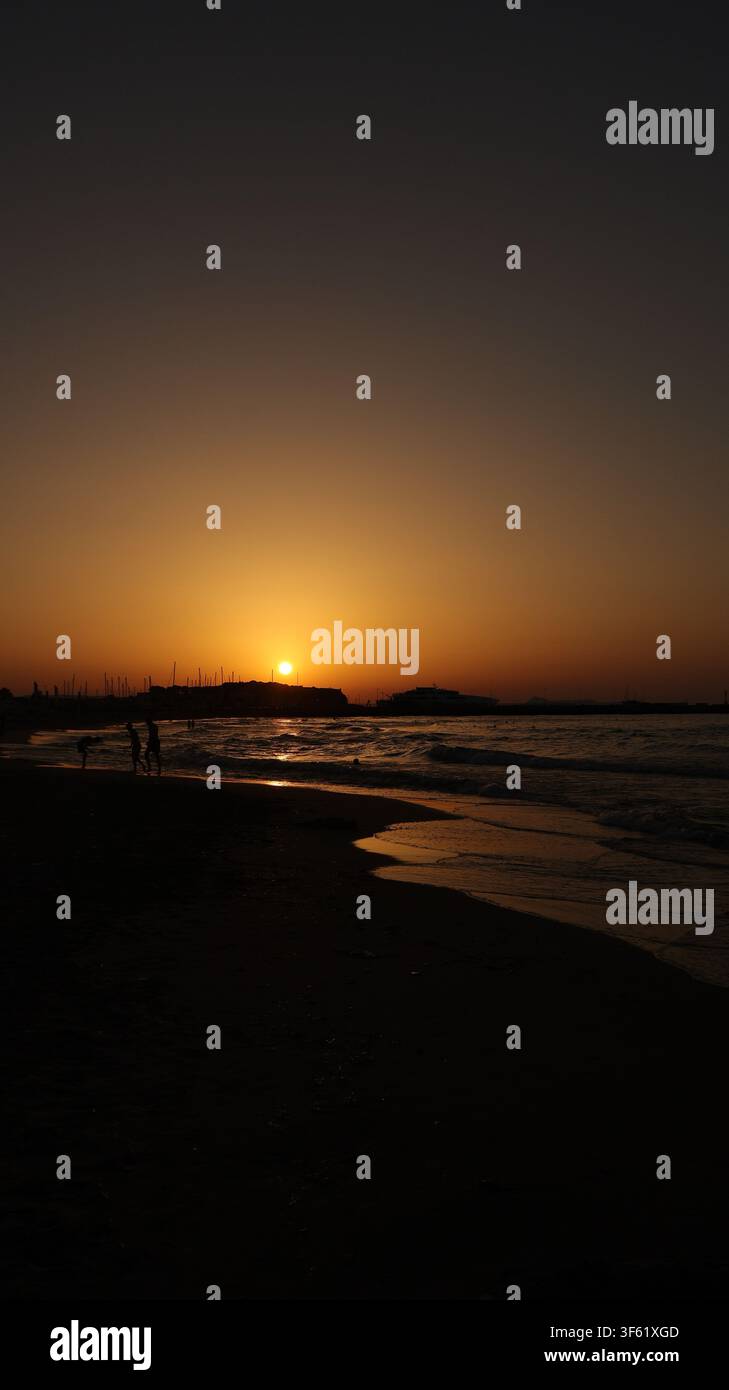 Tramonto suggestivo sul mare e sulla costa di Retimo, Creta, Grecia Foto Stock