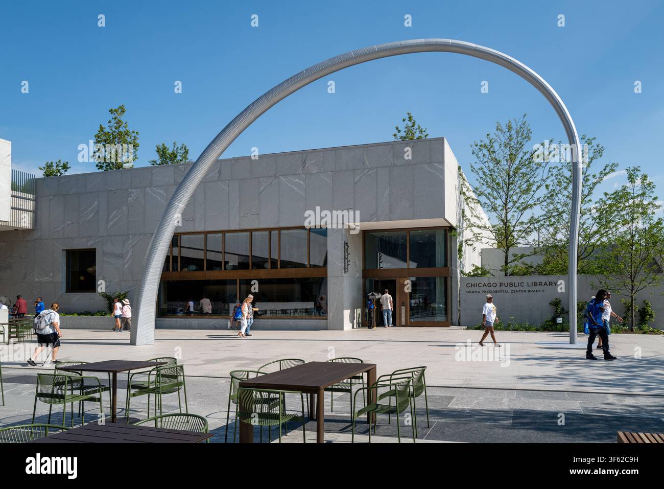 I visitatori passano davanti all'edificio del Centro Presidenziale Obama nel Jackson Park, Chicago. Foto Stock