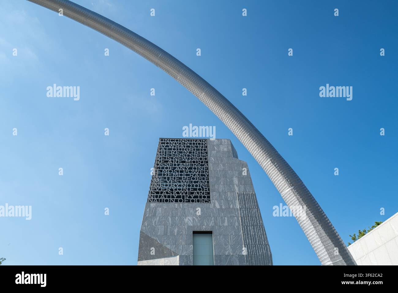 L’arco d’acciaio di Martin Puryear intitolato „Bending the Arc“ incornicia la torre del Centro Presidenziale Obama a Jackson Park, scolpita con il testo del discorso di Selma del 2015 di Obama. Foto Stock