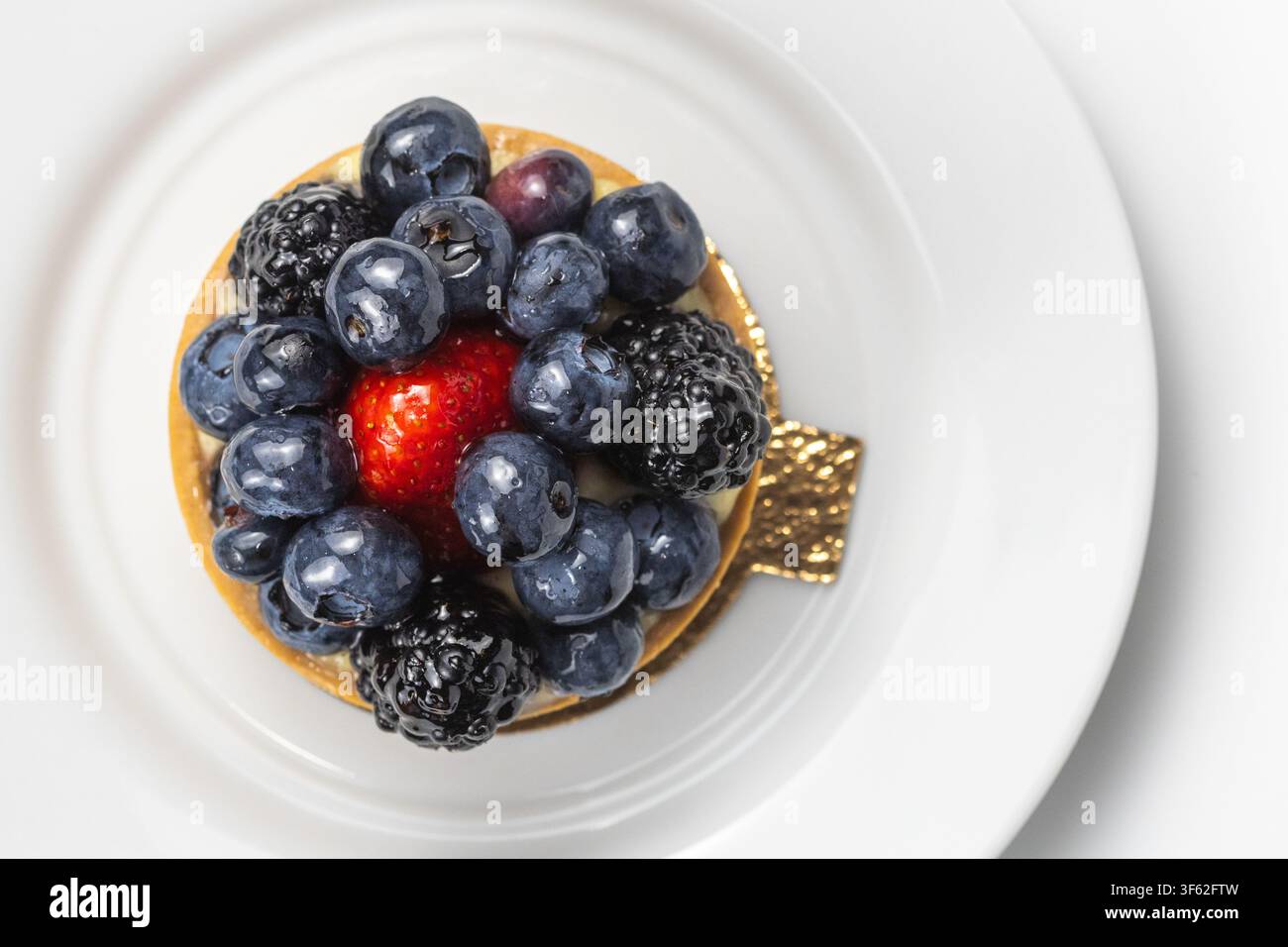 Dessert di torta alla frutta fresca isolato su sfondo bianco – Pasticceria individuale gourmet in primo piano Foto Stock