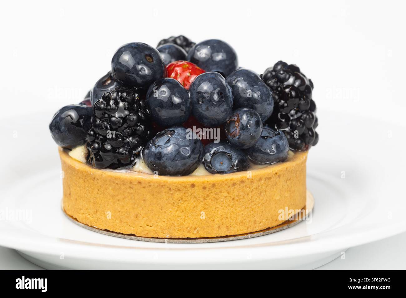 Dessert di torta alla frutta fresca isolato su sfondo bianco – Pasticceria individuale gourmet in primo piano Foto Stock