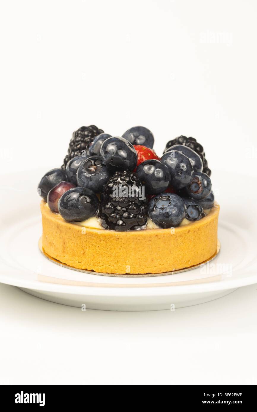 Dessert di torta alla frutta fresca isolato su sfondo bianco – Pasticceria individuale gourmet in primo piano Foto Stock